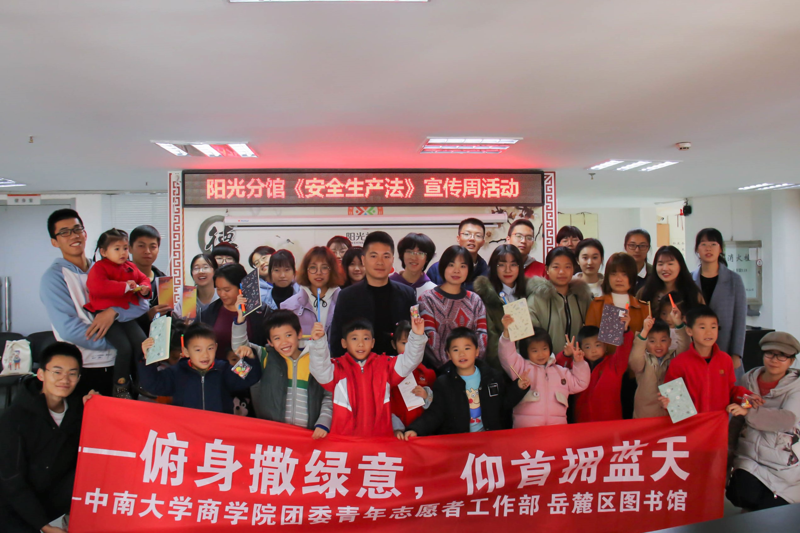 合影.jpg 合影.jpg